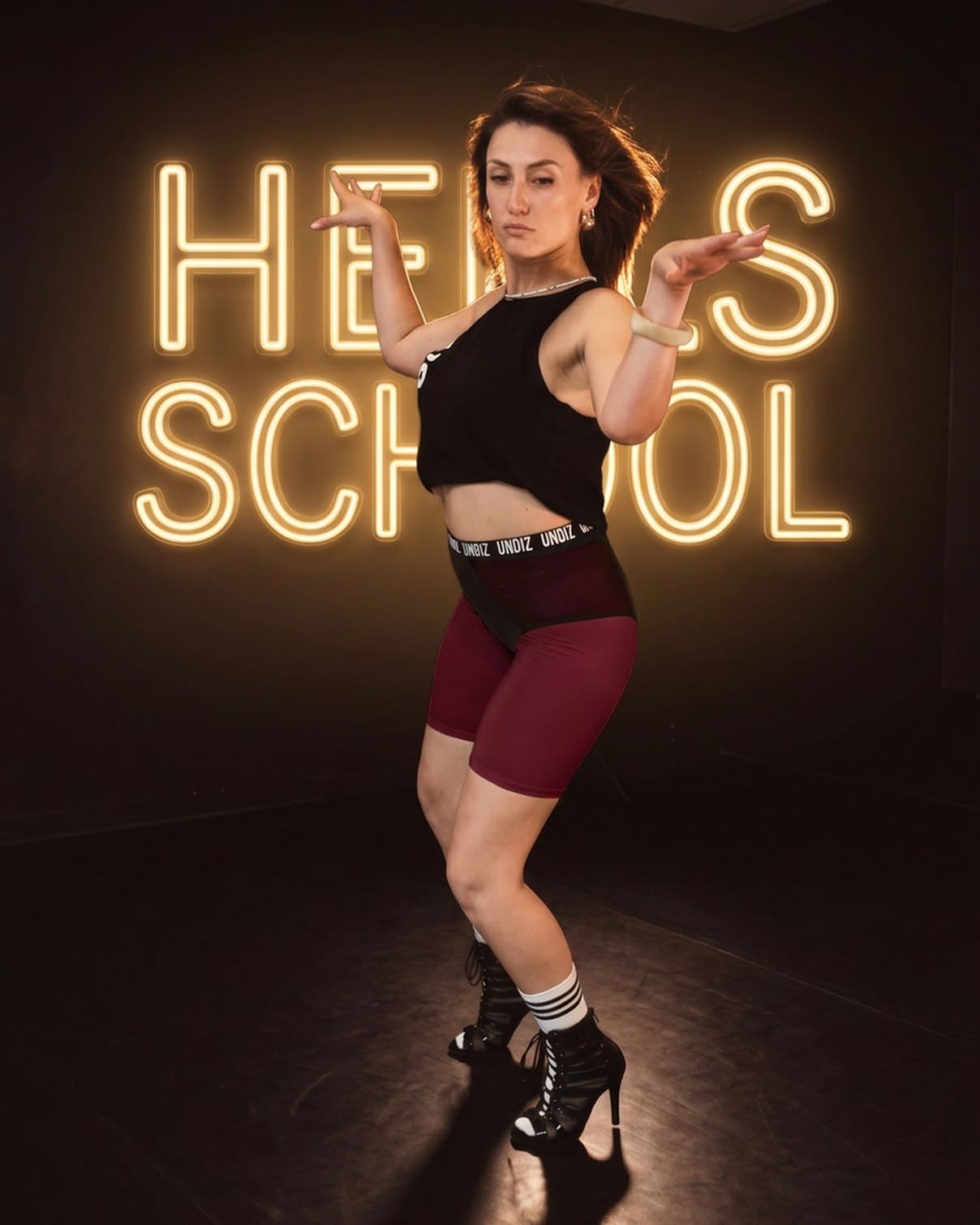 Alisa Akulieva dans sa salle, sous l'enseigne de l'école